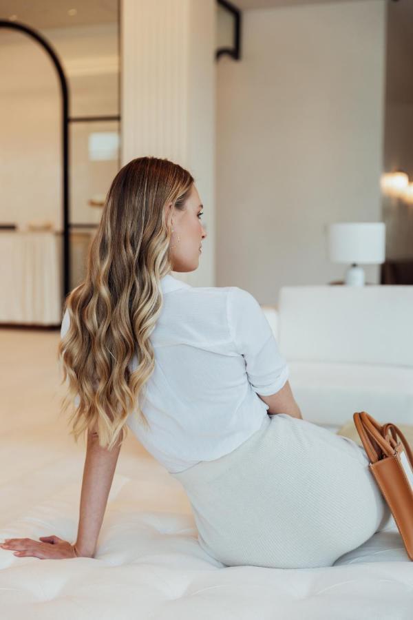 Ette Luxury Hotel & Spa Four Corners Exteriér fotografie A woman with long hair