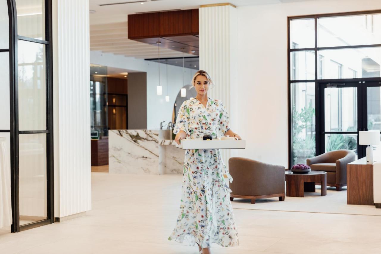 Ette Luxury Hotel & Spa Four Corners Exteriér fotografie A hotel butler