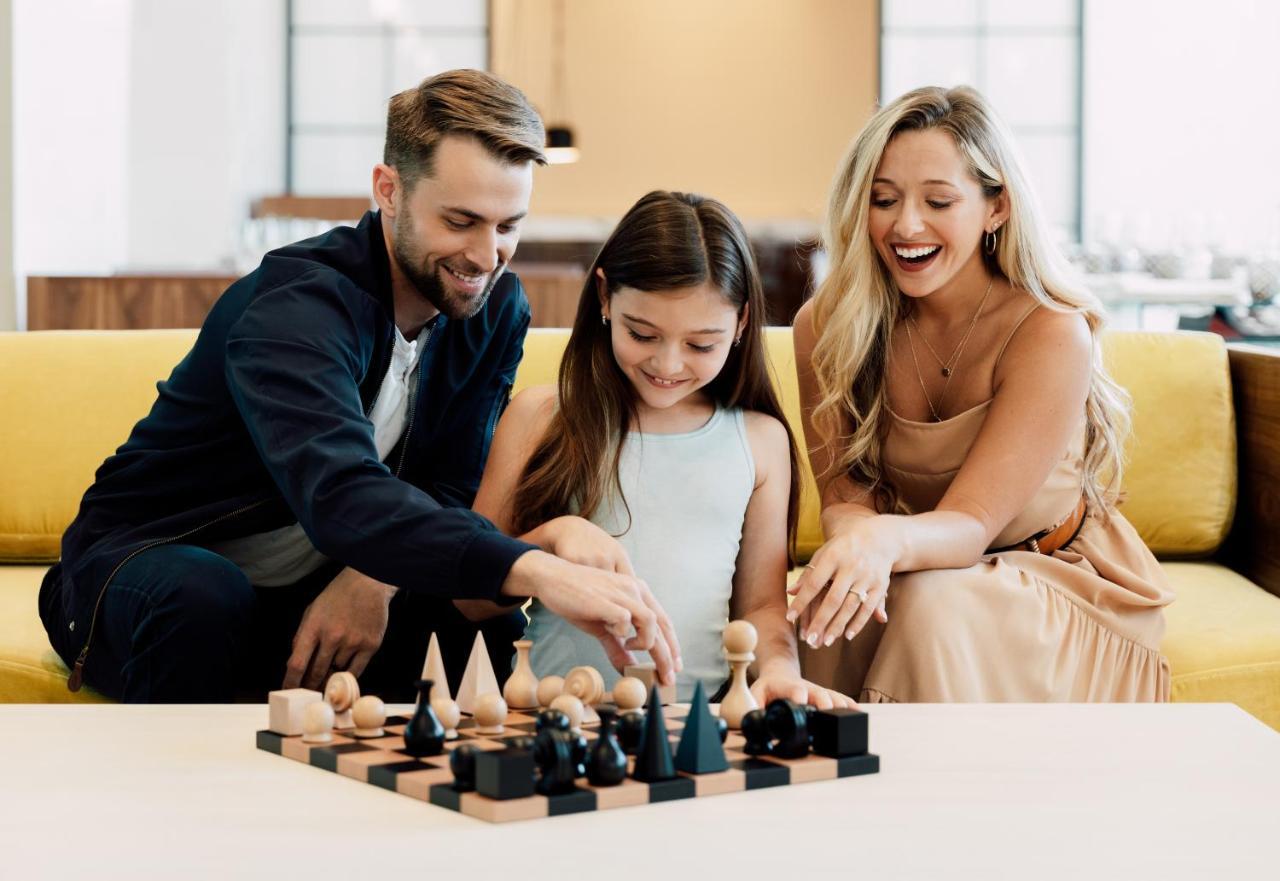 Ette Luxury Hotel & Spa Four Corners Exteriér fotografie A family playing chess