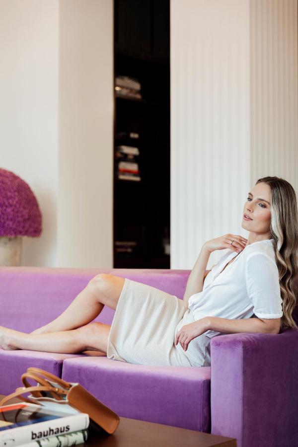 Ette Luxury Hotel & Spa Four Corners Exteriér fotografie A woman relaxing on a sofa