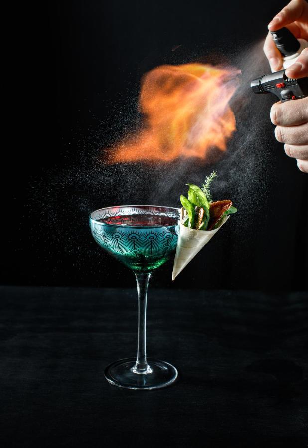 Ette Luxury Hotel & Spa Four Corners Exteriér fotografie A cocktail being flambéed